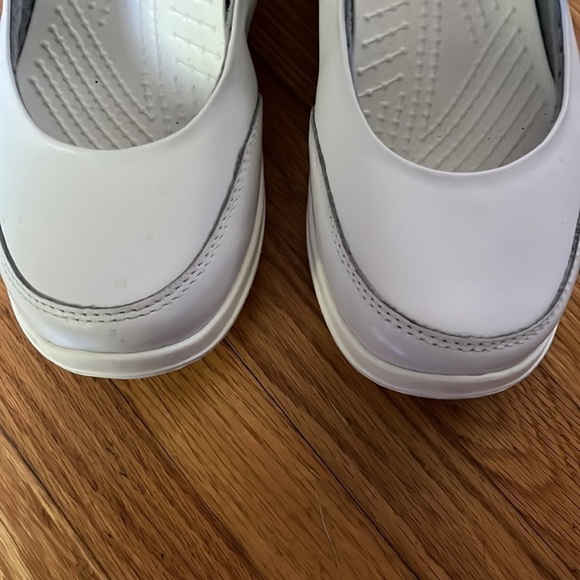 CROCS white Mary Jane style leather like upper Velcro strap size 7 - Picture 7 of 7